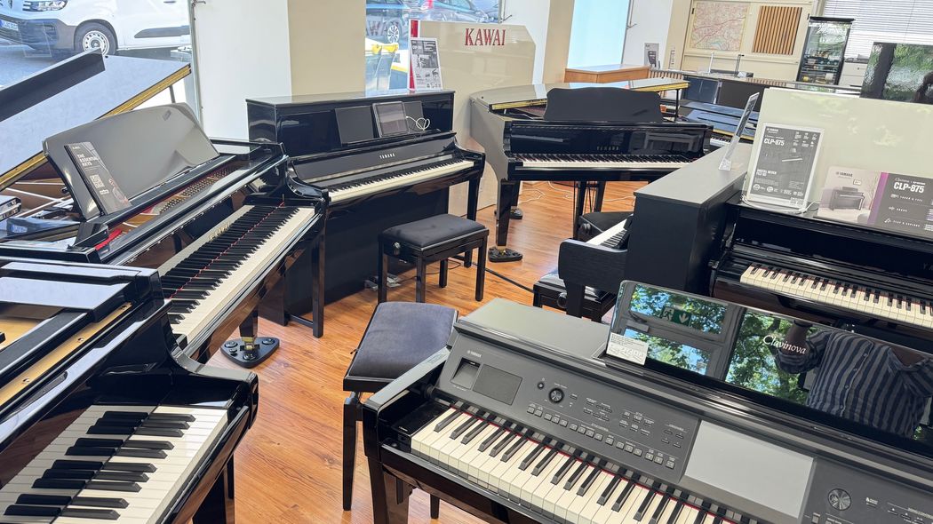 Großer Musikladen mit verschiedenen Keyboards und Synthesizern in Auslage.