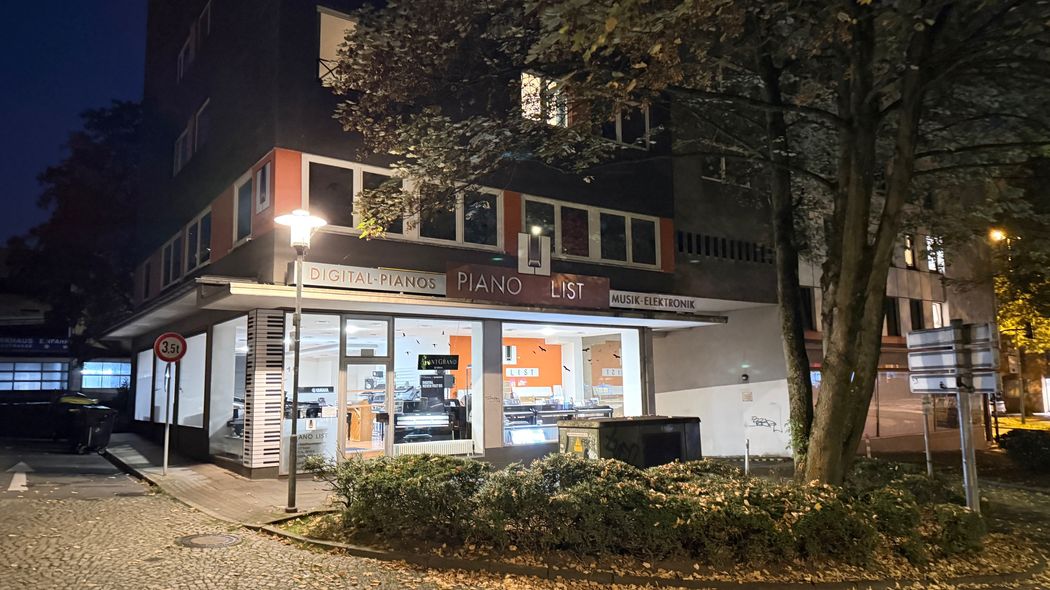 Restaurant „Zur alten Hanse“ bei Nacht mit beleuchteter Fassade und Außenbereich.